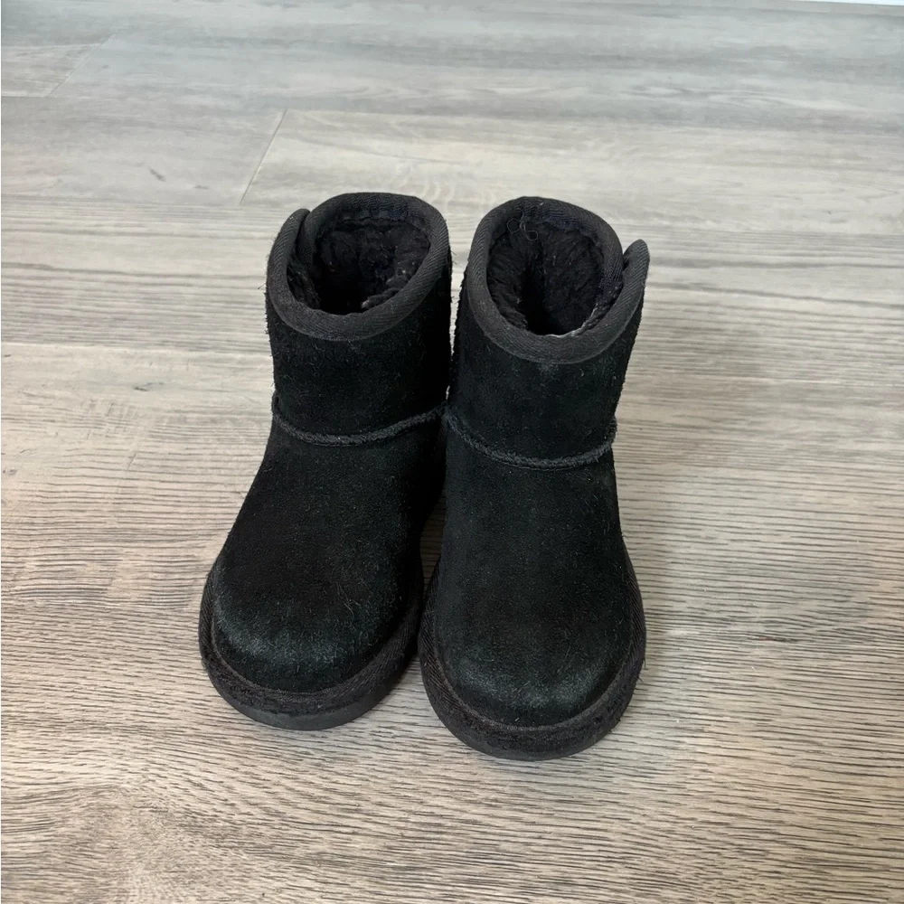 Baby Girl Ugg (size 6)